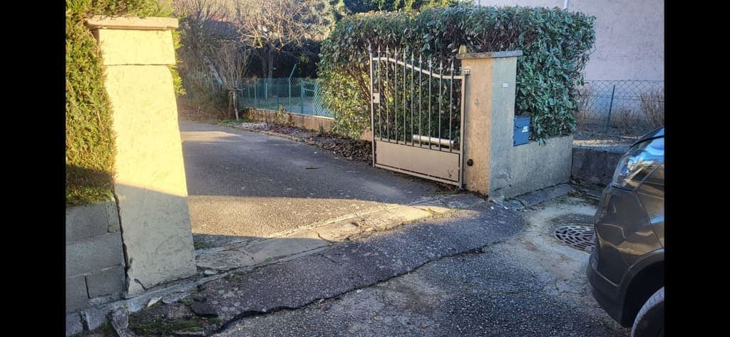 Pose d'un portail à Villeurbanne — emplacement avant travaux